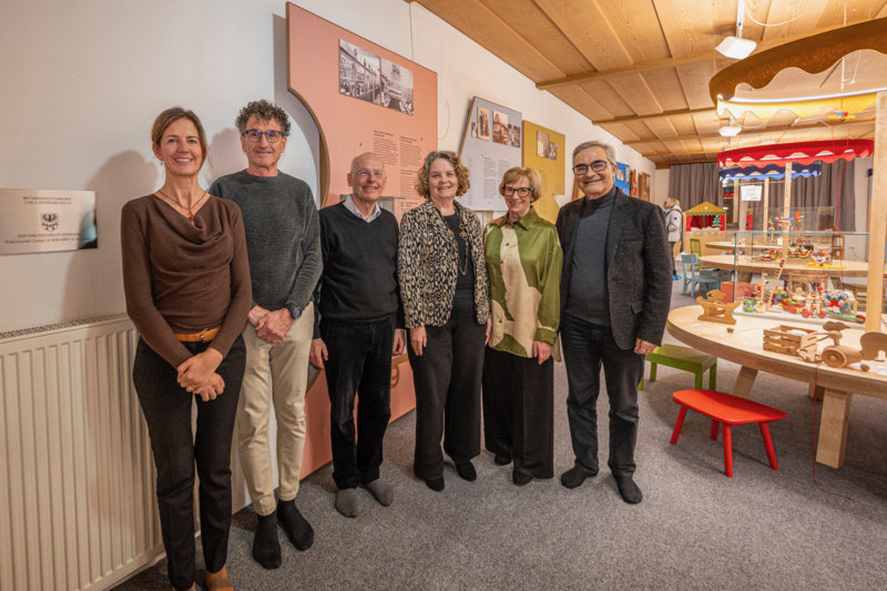 Gruppenfoto mit Vertretern der Stiftung Südtiroler Sparkasse und des Museum Gherdëina, 29.01.2026, von links: Christa Kasslatter, Diego Kostner, Georg Senoner (Präsident des Museums) und Edith Ploner (Vertretung Stiftung Südtiroler Sparkasse), Paulina Moroder (Direktorin), Theodor Rifesser.