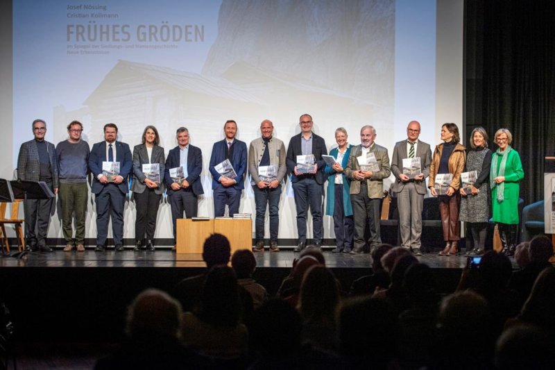 Da sinistra: Theodor Rifesser, Matthias Höglinger, Tobias Nocker, Karin Mahlknecht Sanoner, Ivo Senoner, Mathias Stuflesser, Adolf Hofer, Tobias Moroder, Irmtraud Heitmeier, Josef Nössing, Cristian Kollmann, Flavia Pancheri Friesenecker, Ingrid Runggaldier Moroder, Paulina Moroder. Da sinistra: Theodor Rifesser, Matthias Höglinger, Tobias Nocker, Karin Mahlknecht Sanoner, Ivo Senoner, Mathias Stuflesser, Adolf Hofer, Tobias Moroder, Irmtraud Heitmeier, Josef Nössing, Cristian Kollmann, Flavia Pancheri Friesenecker, Ingrid Runggaldier Moroder, Paulina Moroder.