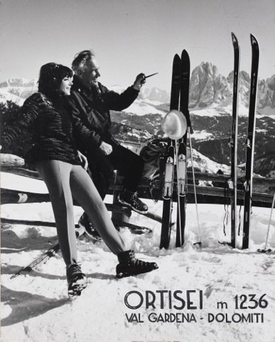 Luis Trenker cun la „miss world“ Petra Schürmann sun Resciesa. Placat de retlam dla Lia dl turism de Urtijëi dl 1970. Luis Trenker cun la „miss world“ Petra Schürmann sun Resciesa. Placat de retlam dla Lia dl turism de Urtijëi dl 1970.