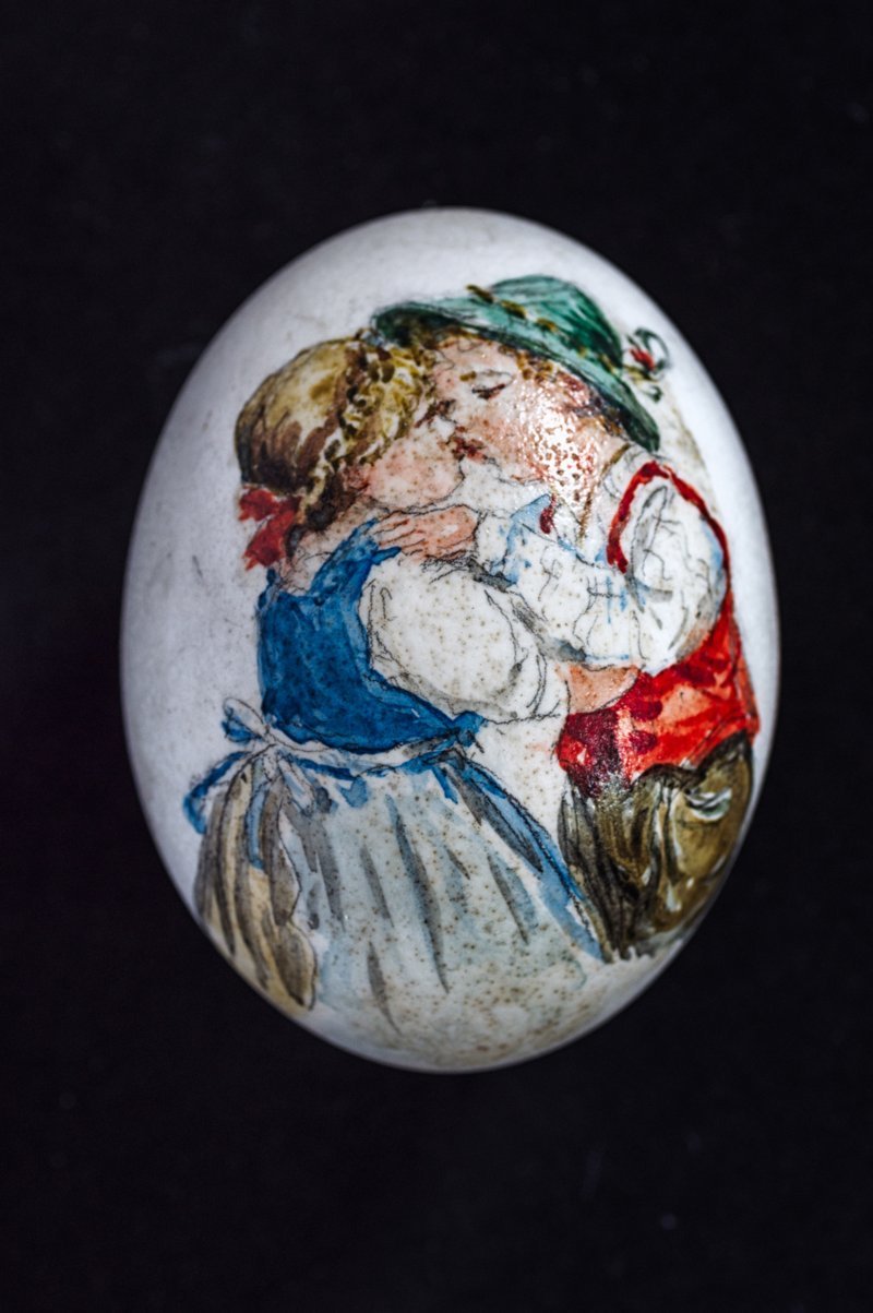 Ueves da Pasca depënc a man da anda Aurelia Langer, culezion Museum Gherdëina Ueves da Pasca depënc a man da anda Aurelia Langer, culezion Museum Gherdëina