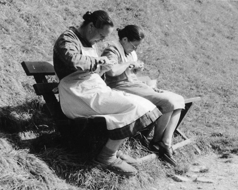 Landes che zipla mé cun un n scarpel sun Val, Col da Mëssa, S. Cristina. Anda Trina da Insom, marideda Comploi, jumblina de Tubia da Insom y anda Stina d’Aldoss, marideda Larcher, 14.09.1964 Landes che zipla mé cun un n scarpel sun Val, Col da Mëssa, S. Cristina. Anda Trina da Insom, marideda Comploi, jumblina de Tubia da Insom y anda Stina d’Aldoss, marideda Larcher, 14.09.1964