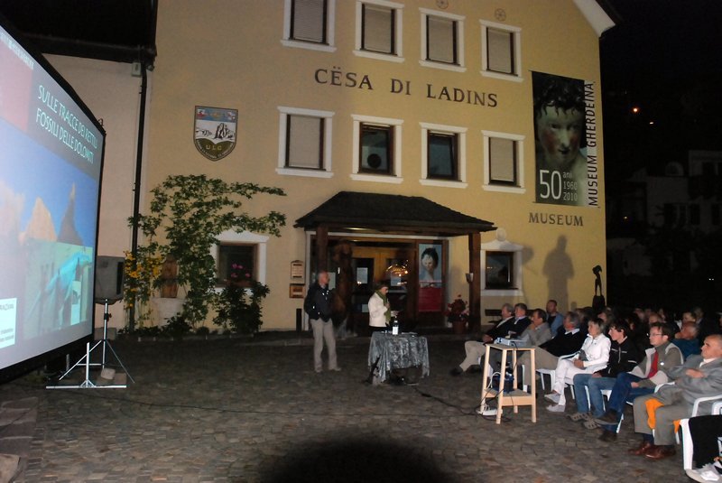 Cunferënza alalegia dan l Museum ai 28 de agost 2010. Cunferënza alalegia dan l Museum ai 28 de agost 2010.