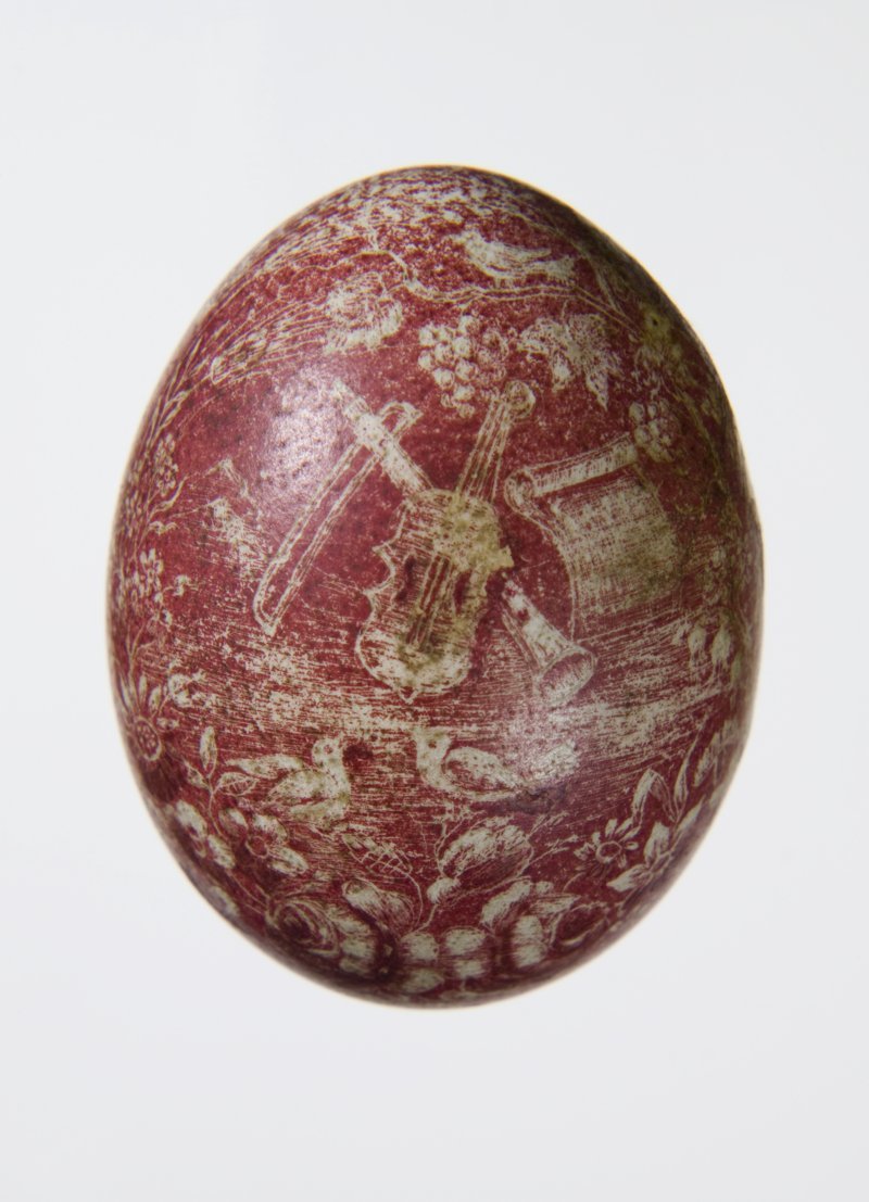 Uef da Pasca cun ferstl dedicà da Annamaria Sanoner da Mauriz a si nevic Josef Moroder da Jumbierch, 1869. Uef da Pasca cun ferstl dedicà da Annamaria Sanoner da Mauriz a si nevic Josef Moroder da Jumbierch, 1869.