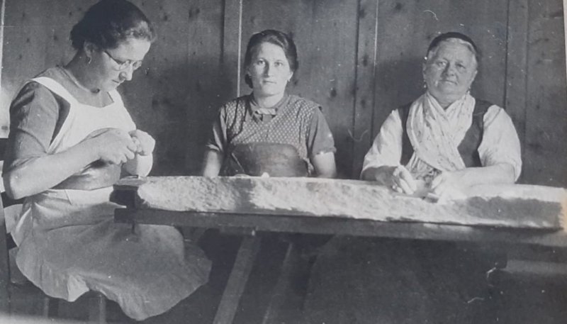 Anda Carlina Perathoner de Col che zipla pra penic, si sor Maria y oma Marianna Senoner da Daunëi, marideda Perathoner de Col, Sëlva Anda Carlina Perathoner de Col che zipla pra penic, si sor Maria y oma Marianna Senoner da Daunëi, marideda Perathoner de Col, Sëlva