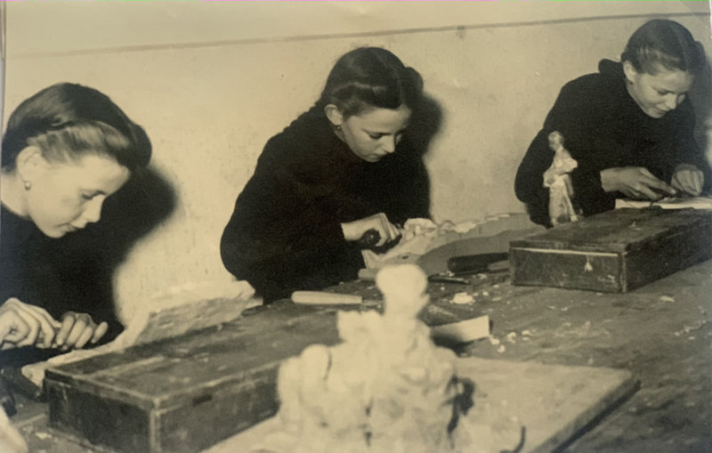 Trëi surans che mpera a ziplé tla scola d’ert. Da man ciancia: Berta, Frida, Ulrica Hofer de Pepi d’Andrea Trëi surans che mpera a ziplé tla scola d’ert. Da man ciancia: Berta, Frida, Ulrica Hofer de Pepi d’Andrea