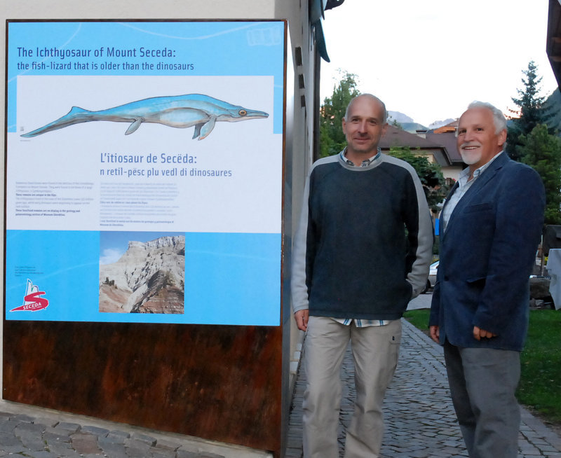 L geologh y paleontologh Marco Avanzini dl Museo Tridentino di Scienze Naturali de Trënt cun Johann Comploj, scuvridëur di restc dl itosaur de Secëda. L geologh y paleontologh Marco Avanzini dl Museo Tridentino di Scienze Naturali de Trënt cun Johann Comploj, scuvridëur di restc dl itosaur de Secëda.